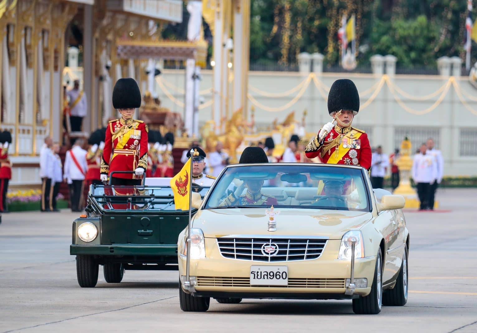 ประมวลภาพในหลวง เสด็จฯ พิธีสวนสนามและถวายสัตย์ปฏิญาณ  