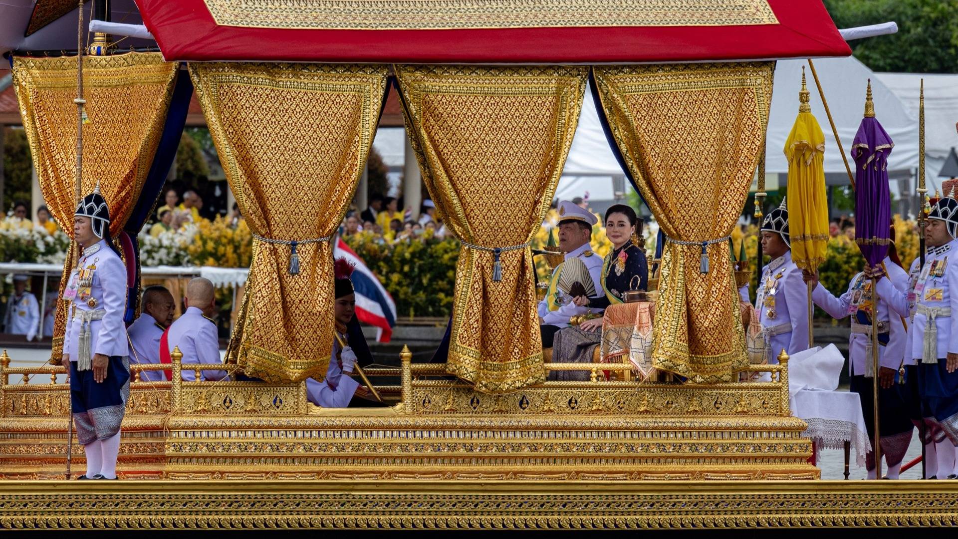 ในหลวง-พระราชินี เสด็จฯ ถวายผ้าพระกฐินวัดอรุณ โดยขบวนพยุหยาตราทางชลมารค