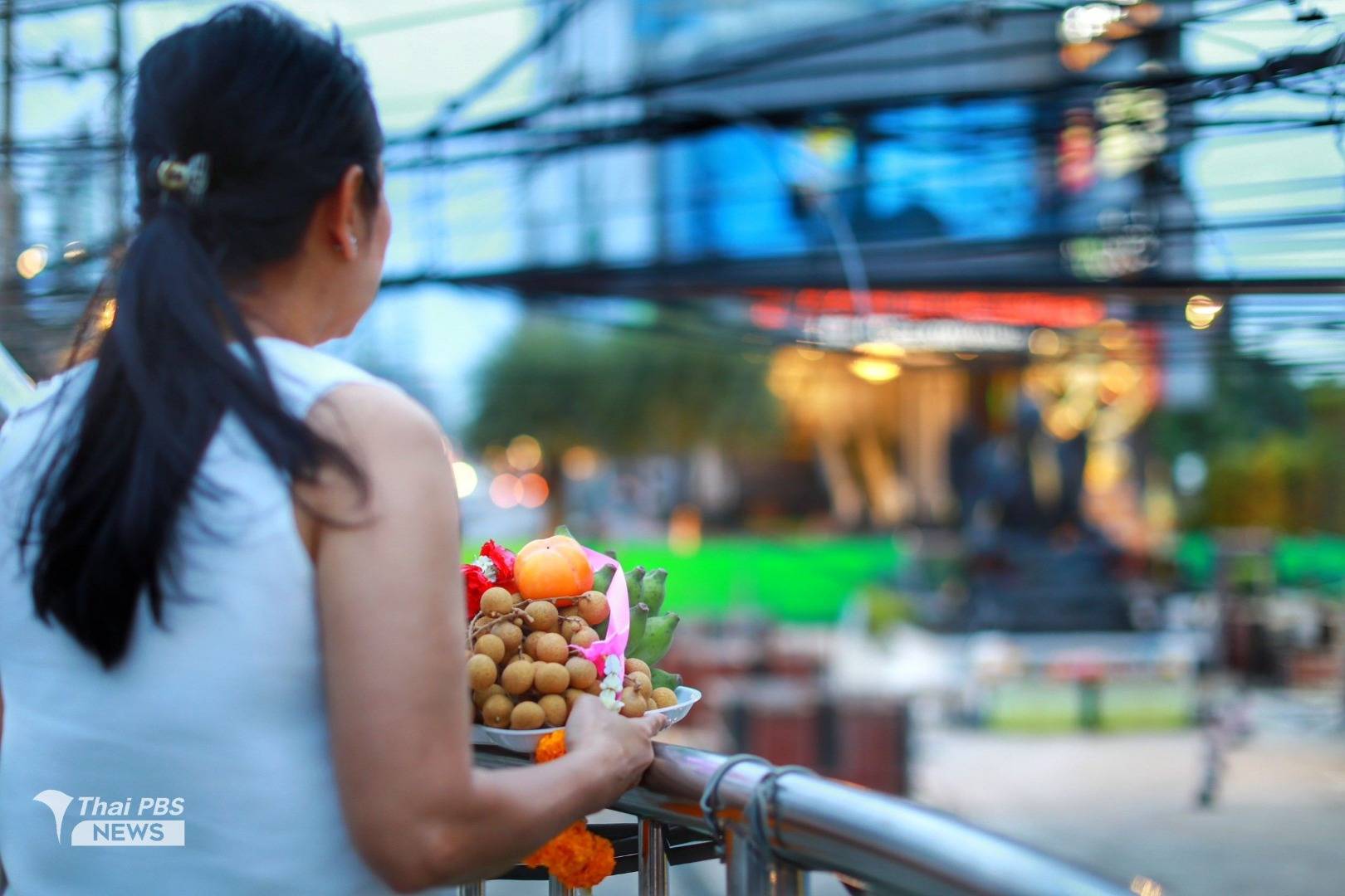 ประชาชนแห่กราบไหว้ขอพร “ครูกายแก้ว”