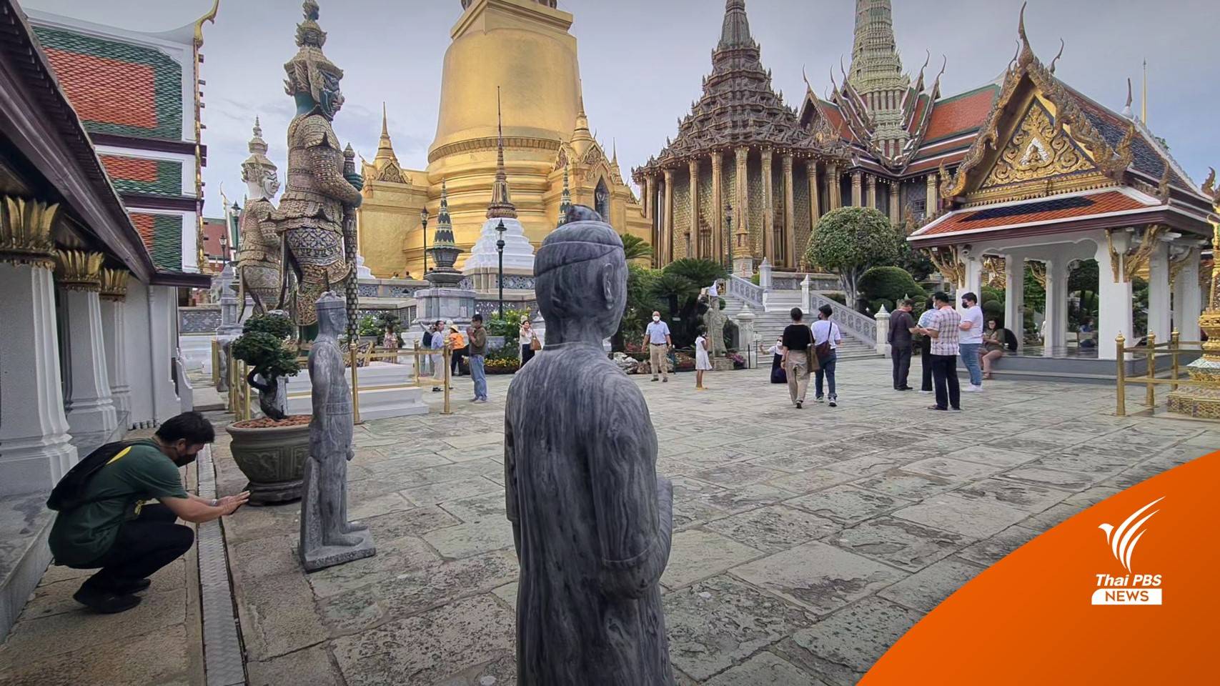 นักท่องเที่ยวแห่ชม "รูปปั้นหินโบราณ" วัดพระแก้ว