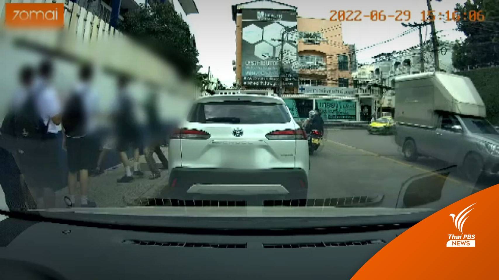 โผล่อีก! 3 วัยรุ่นจี้ชิง "เข็มพระเกี้ยว" ข้างรั้วโรงเรียนดัง