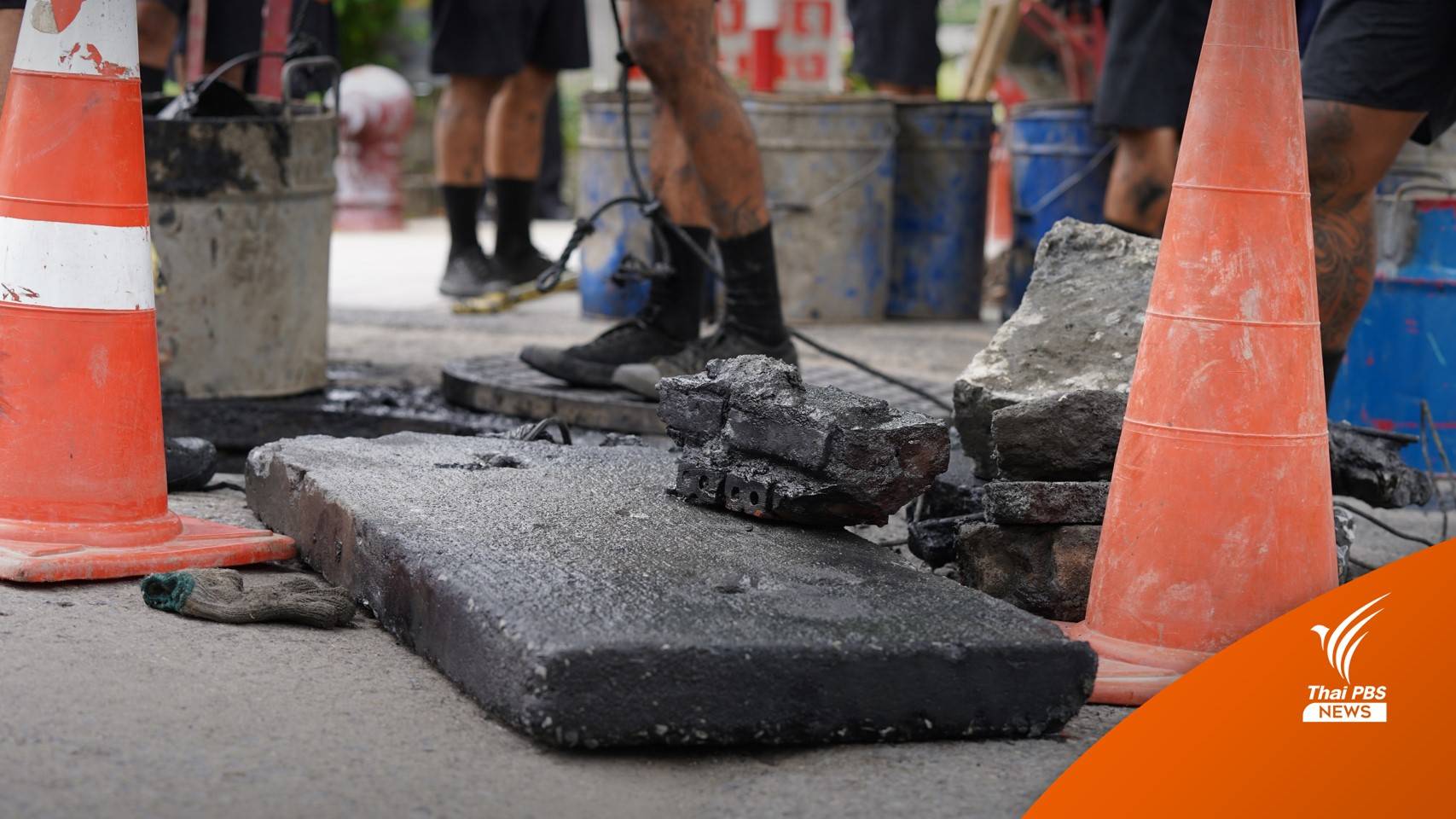 ลอกท่อแนวรถไฟฟ้า เจอ "แท่งปูน-อิฐ-ฝาท่อ-ก้อนไขมัน"