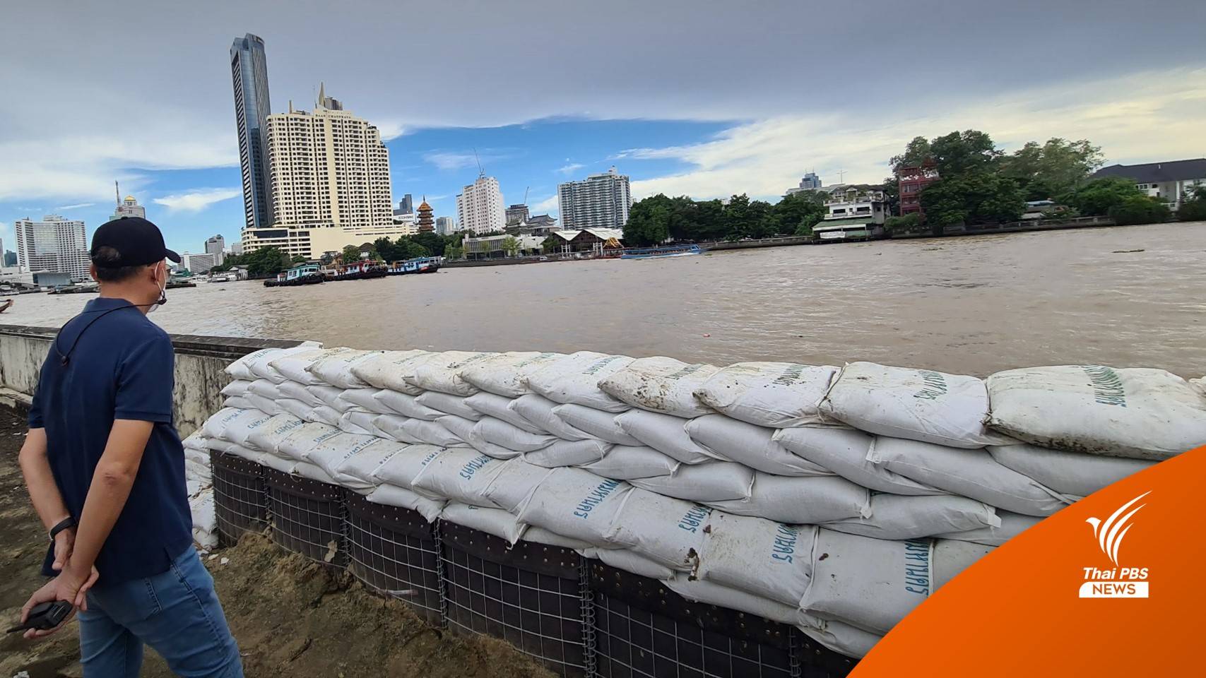 "พล.อ.ประวิตร" ต่อสายตรง "ชัชชาติ" ส่งทหารบรรจุกระสอบทรายกันน้ำท่วม