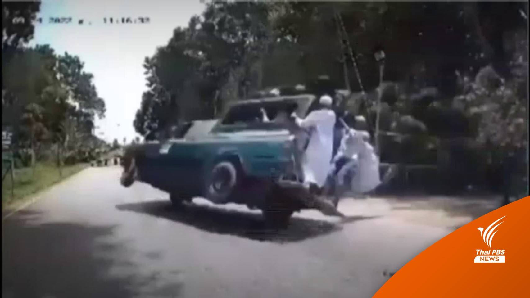 วินาที "รถนักเรียน" พุ่งชนด่านทหาร เจ็บหลายคน