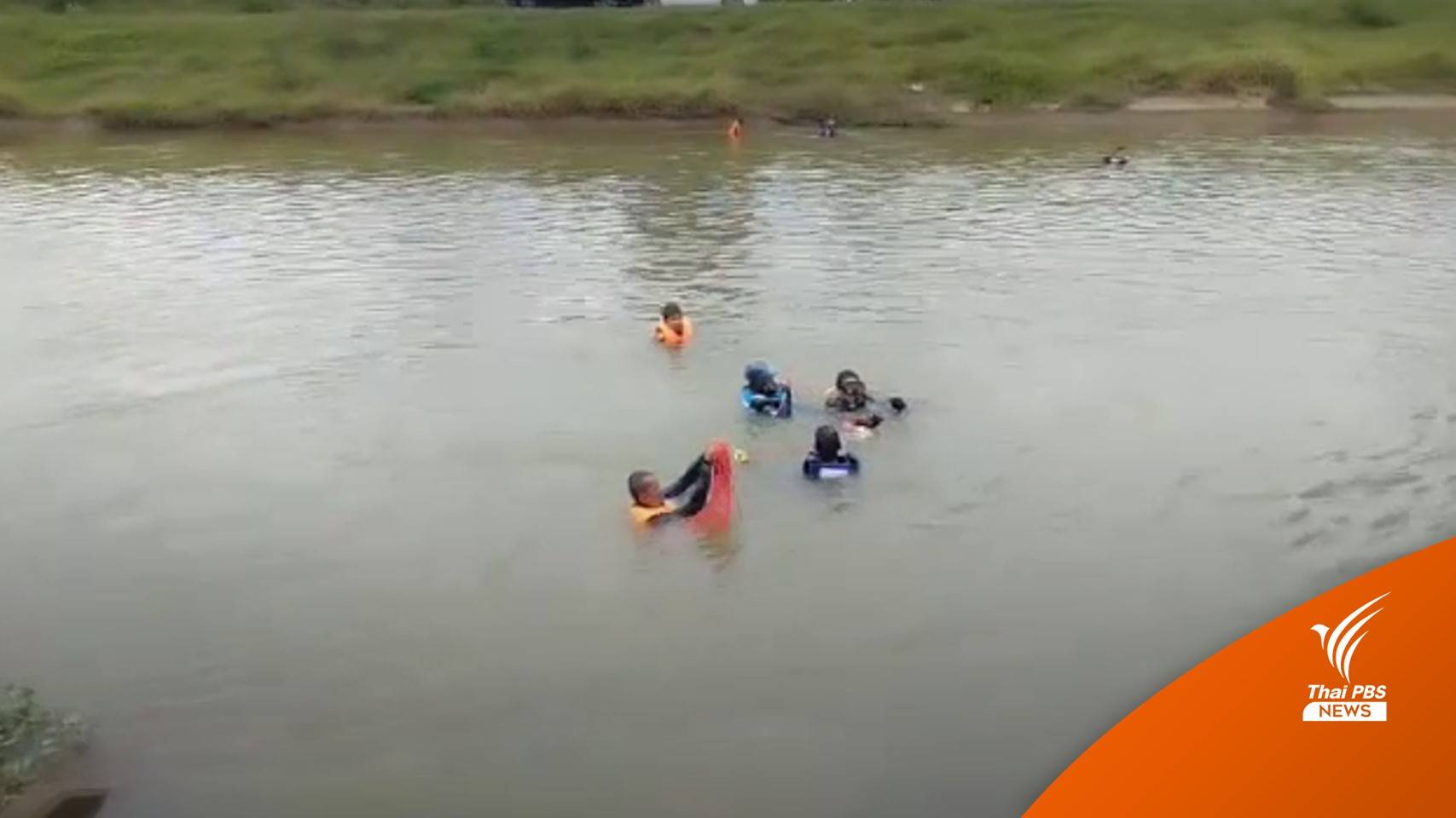 เร่งค้นหาเก๋งไถลลงคลอง คาดคนขับเป็น ผอ.โรงเรียนเมืองกาญจน์