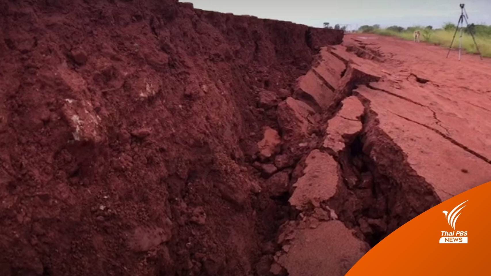 ถนนเข้าวัดสมุทรปราการทรุดตัวลึก 2 เมตร