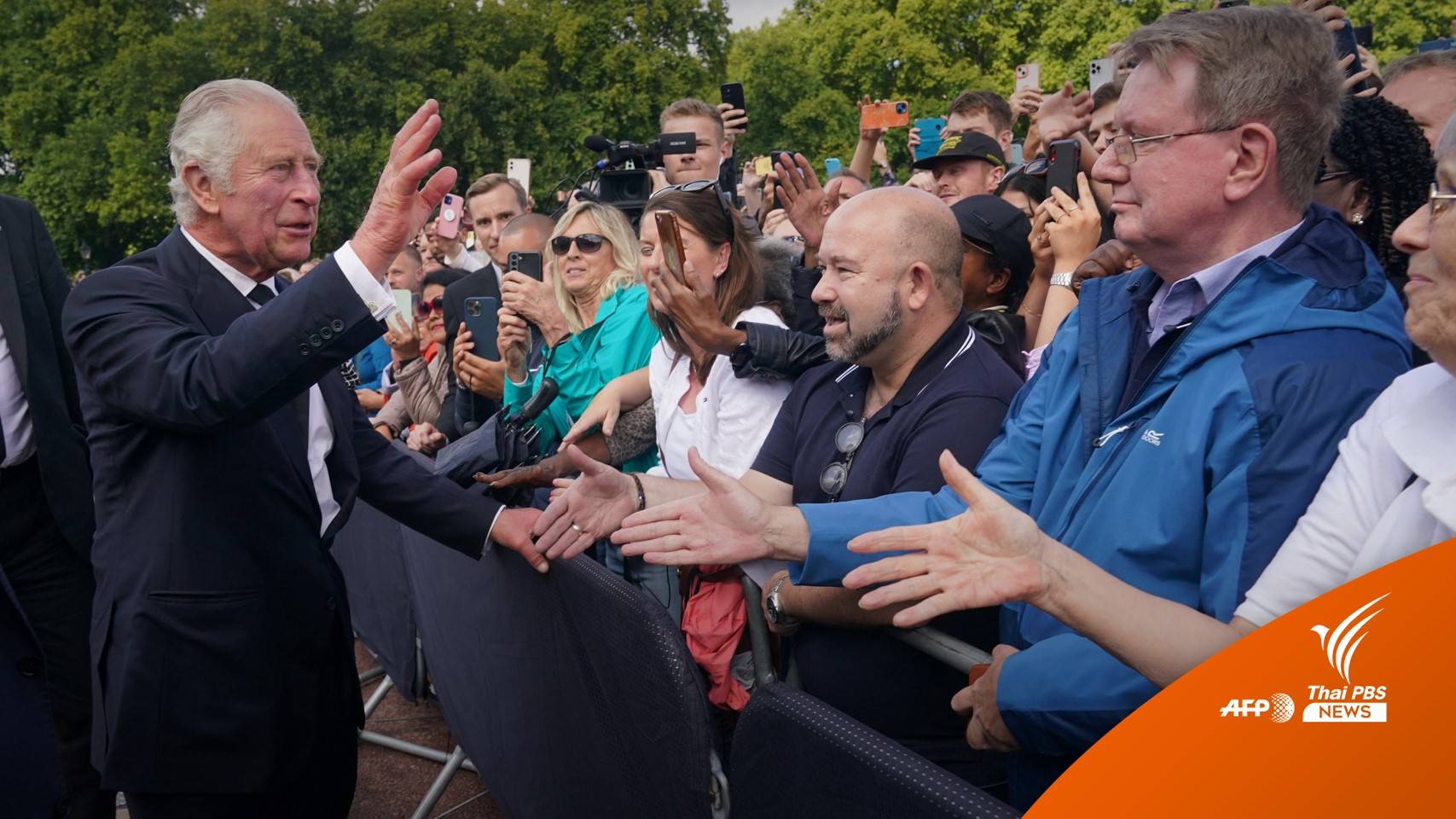 กษัตริย์อังกฤษทักทายพสกนิกรที่มารอให้กำลังใจ