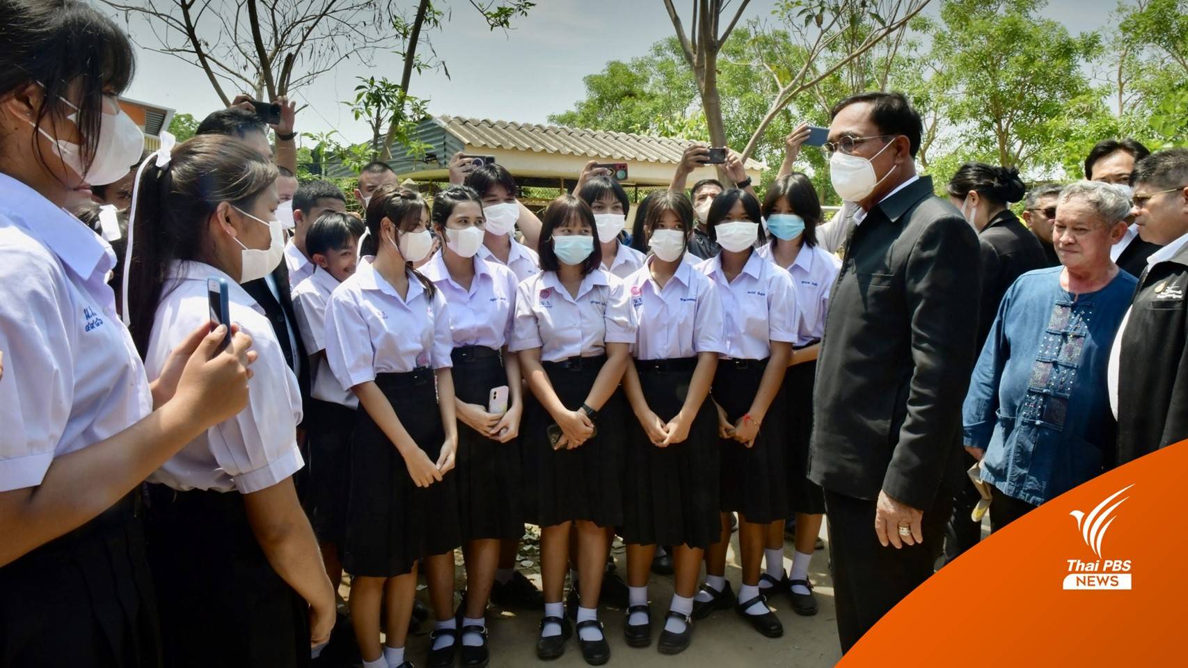 นายกฯ ลงพื้นที่พิจิตร ติดตามเหตุการณ์หลังคาโรงเรียนถล่ม