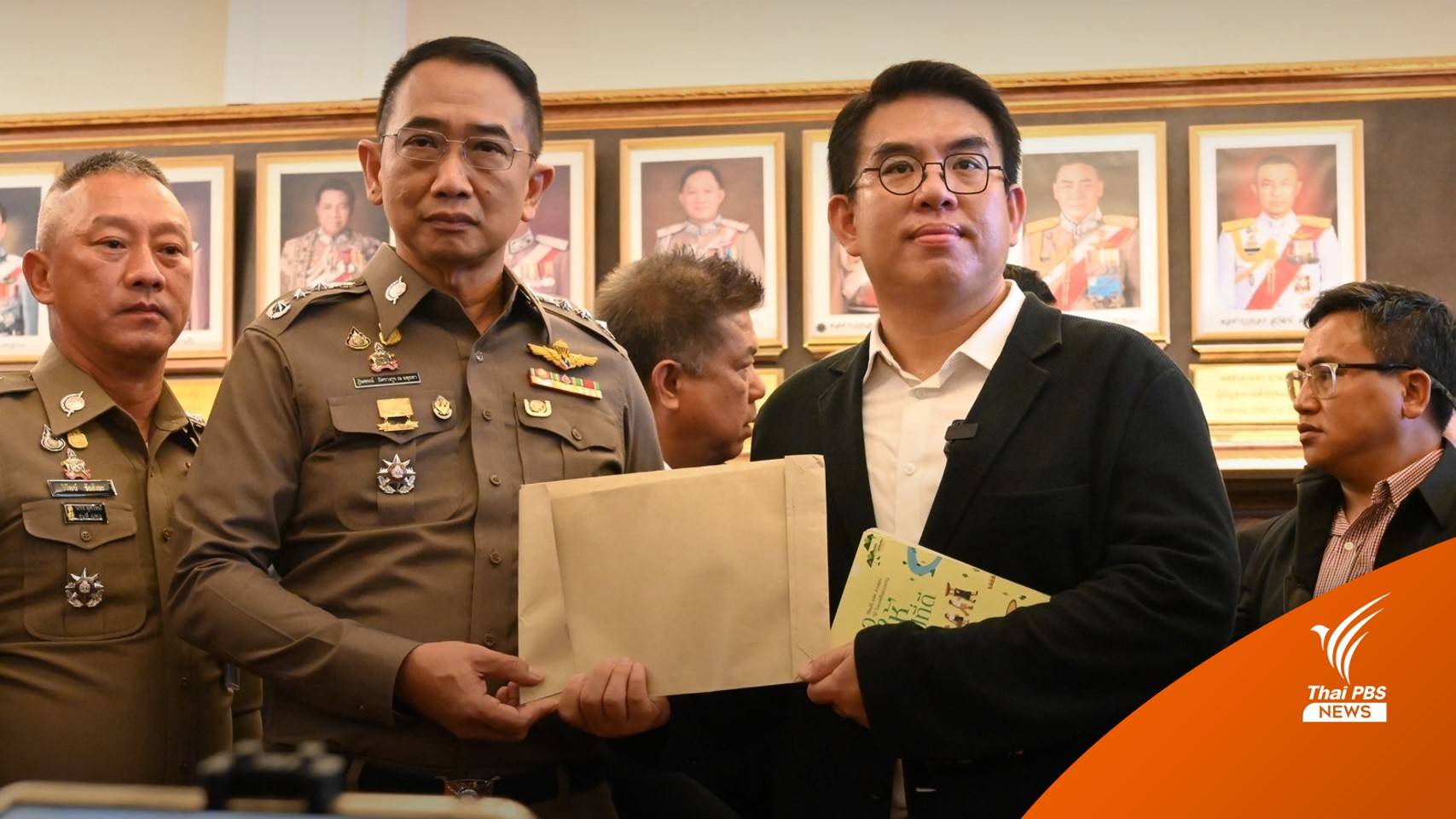 "วิโรจน์" ส่งหลักฐาน "ส่วยสติกเกอร์" ให้ จเรตำรวจ ตรวจสอบ