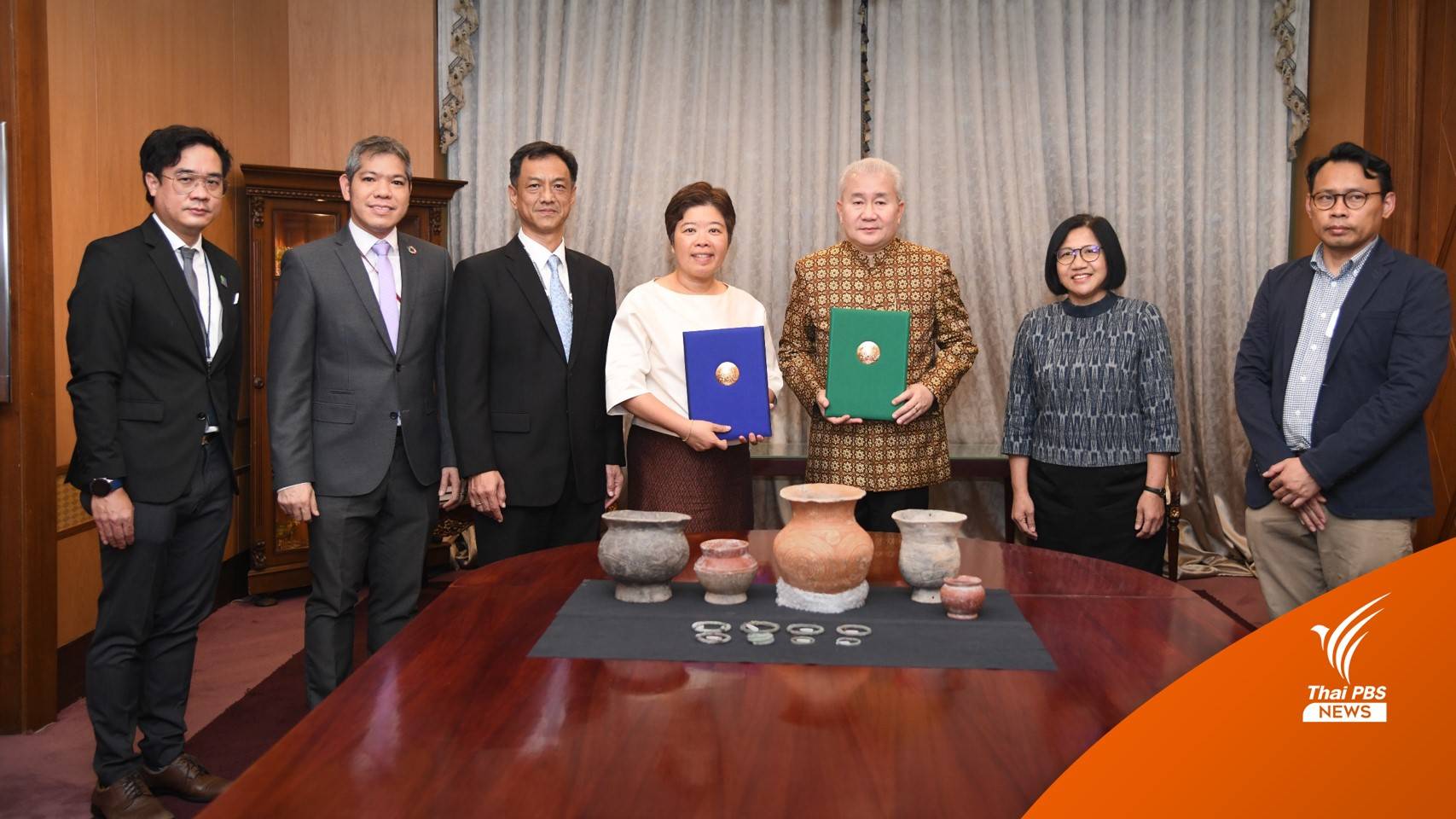 คนไทยในสหรัฐฯ มอบ "โบราณวัตถุบ้านเชียง" คืนประเทศ