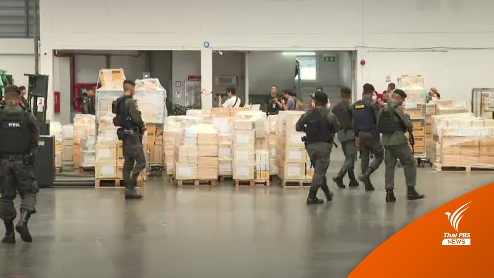 เลือกตั้ง 2566 : ตร.คุ้มกันแน่น คาราวานส่งบัตรเลือกตั้งล่วงหน้า