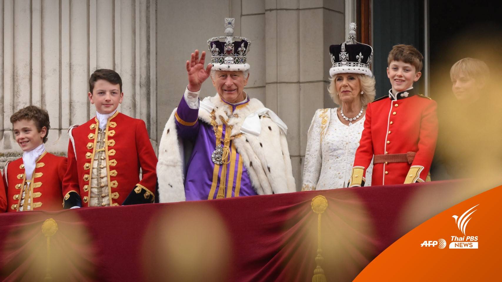 สมเด็จพระเจ้าชาร์ลส์ที่ 3 เสด็จออกสีหบัญชร