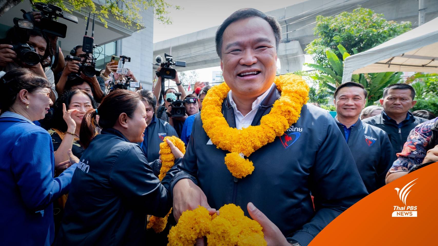 "ภูมิใจไทย" ทำบุญพรรคก้าวสู่ปีที่ 15 "ชัยวุฒิ-สันติ" หอบกระเช้าร่วมยินดี