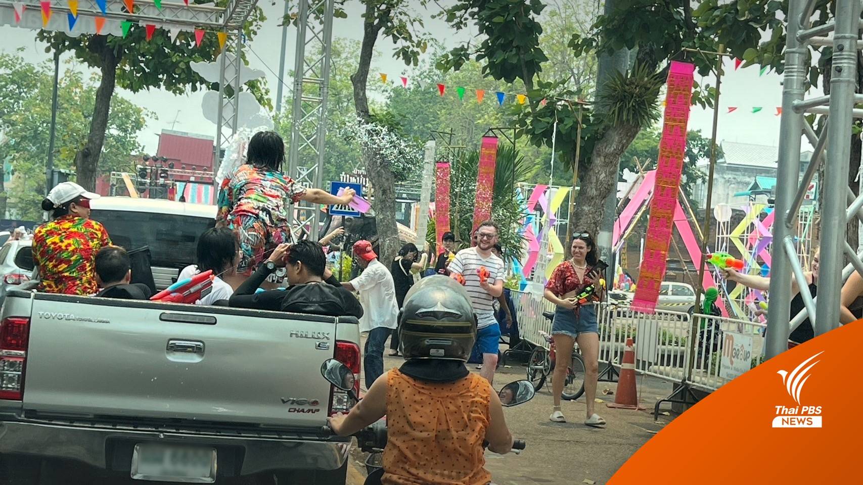 เริ่มแล้ว "สงกรานต์เชียงใหม่" นทท.เล่นน้ำบริเวณคูเมือง คึกคัก