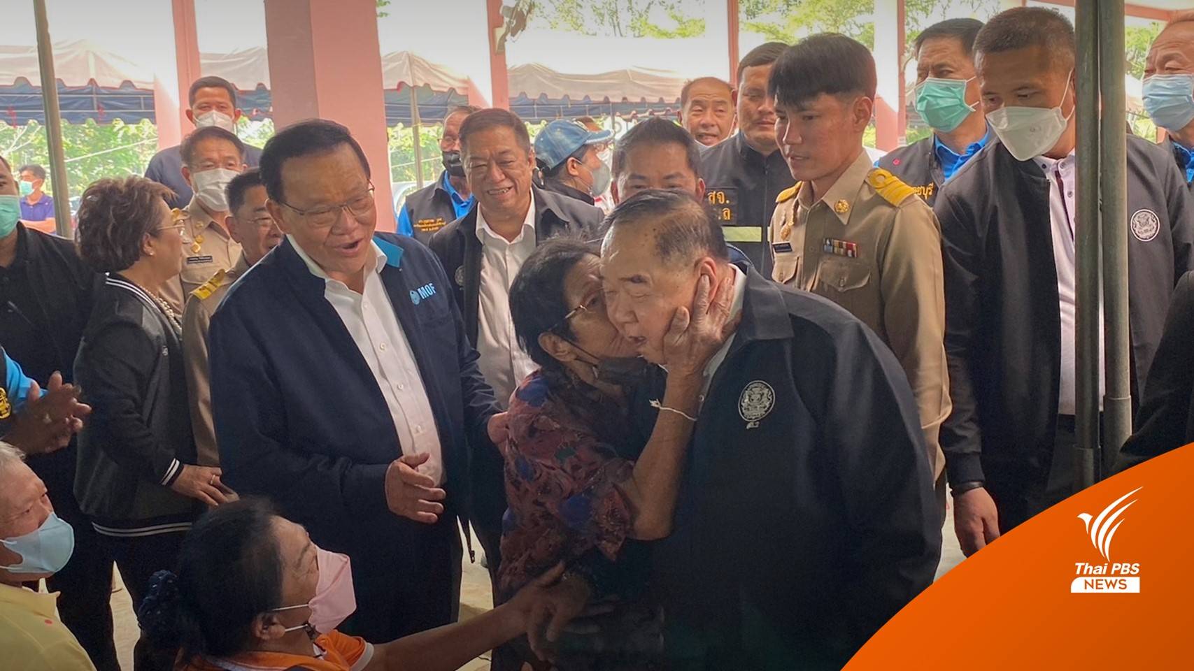 “ประวิตร” บุกราชบุรีซ้ำ “ปารีณา” คุกเข่าไหว้ ก่อนขึ้นเวทีแนะนำผู้สมัคร พปชร.