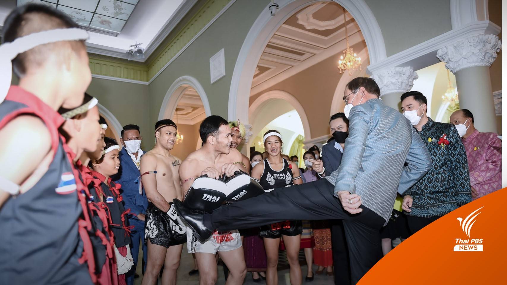 "นายกรัฐมนตรี" เตะโชว์ลีลาแม่ไม้มวยไทย