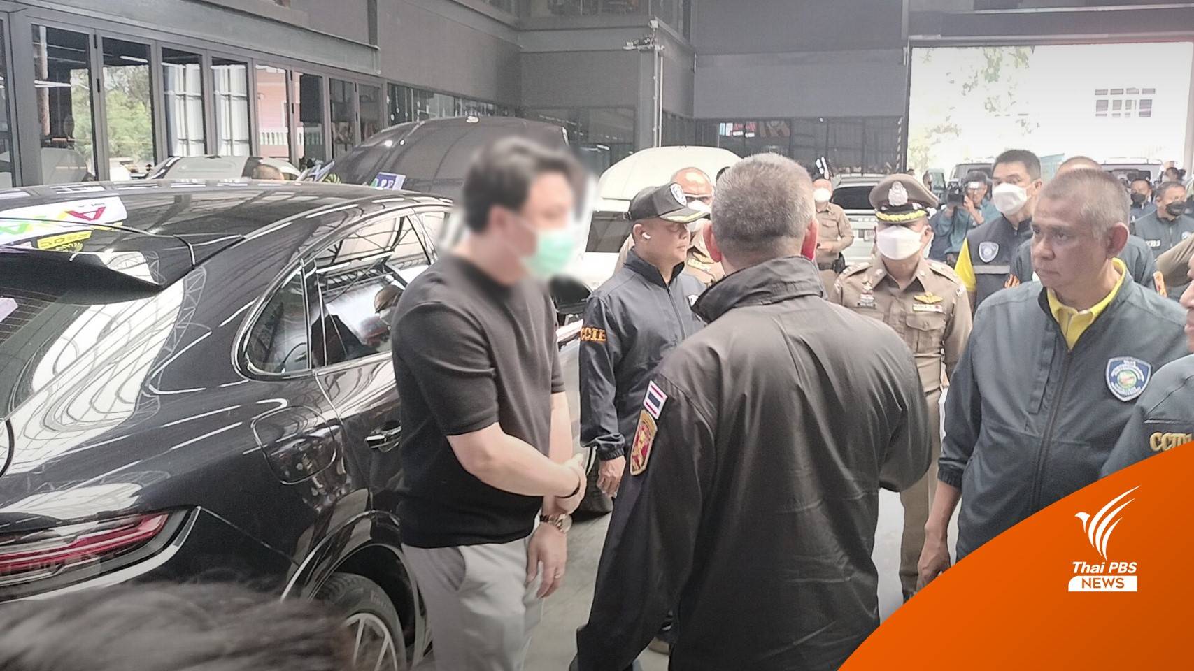 ตำรวจบุกค้นโกดัง ยึดรถหรู 2 คัน คดีมาเก๊า 888