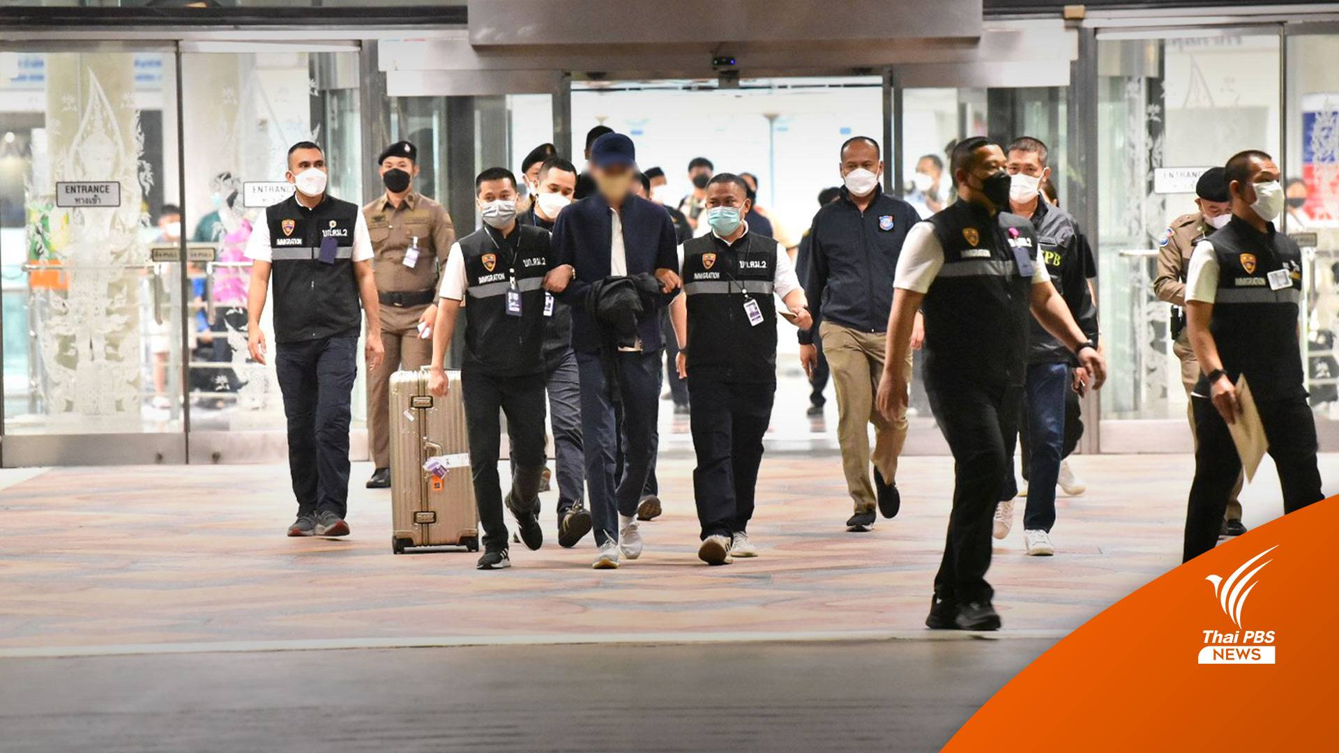 “เบนซ์ เดม่อน” ถึงไทยแล้ว จนท.คุมตัวส่ง สอท.  - ยังปฏิเสธ พร้อมสู้คดี