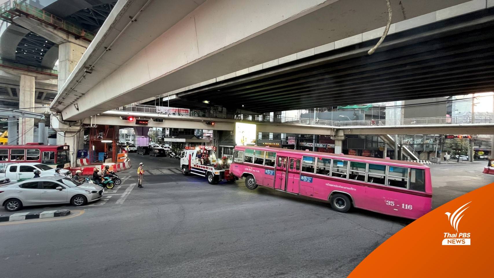 รถเมล์สาย 8 ชนกระบะ ก่อนพุ่งชน จนท.ซ่อมบำรุงทาง เจ็บ 16 คน