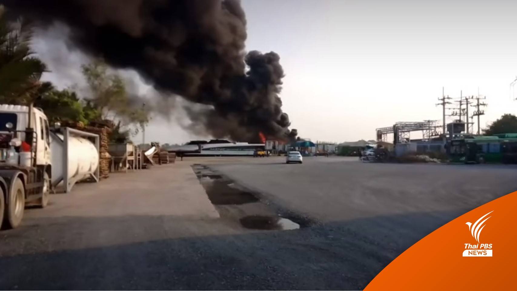 ระทึก! ไฟไหม้เรือนำเที่ยวริมน้ำวัดท้องคุ้งวอด 3 ลำ