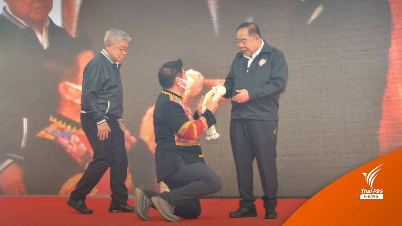 "ธรรมนัส" คุกเข่า มอบพวงมาลัยไหว้ "ประวิตร" กลับซบ พปชร.