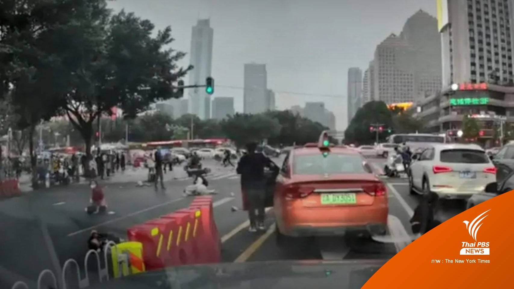 วัยรุ่นจีนเดือด! ขับรถชนโรงแรม-คนข้ามถนน