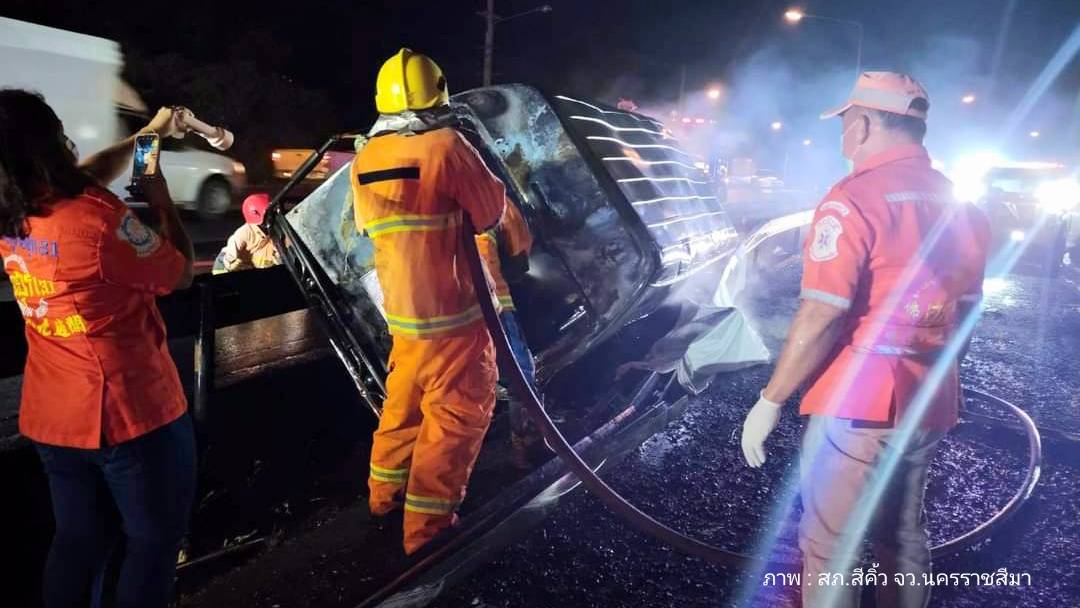 อุบัติเหตุรถตู้ตกร่องกลางถนนไฟลุกท่วมคัน เจ็บ 1 เสียชีวิต 11 คน