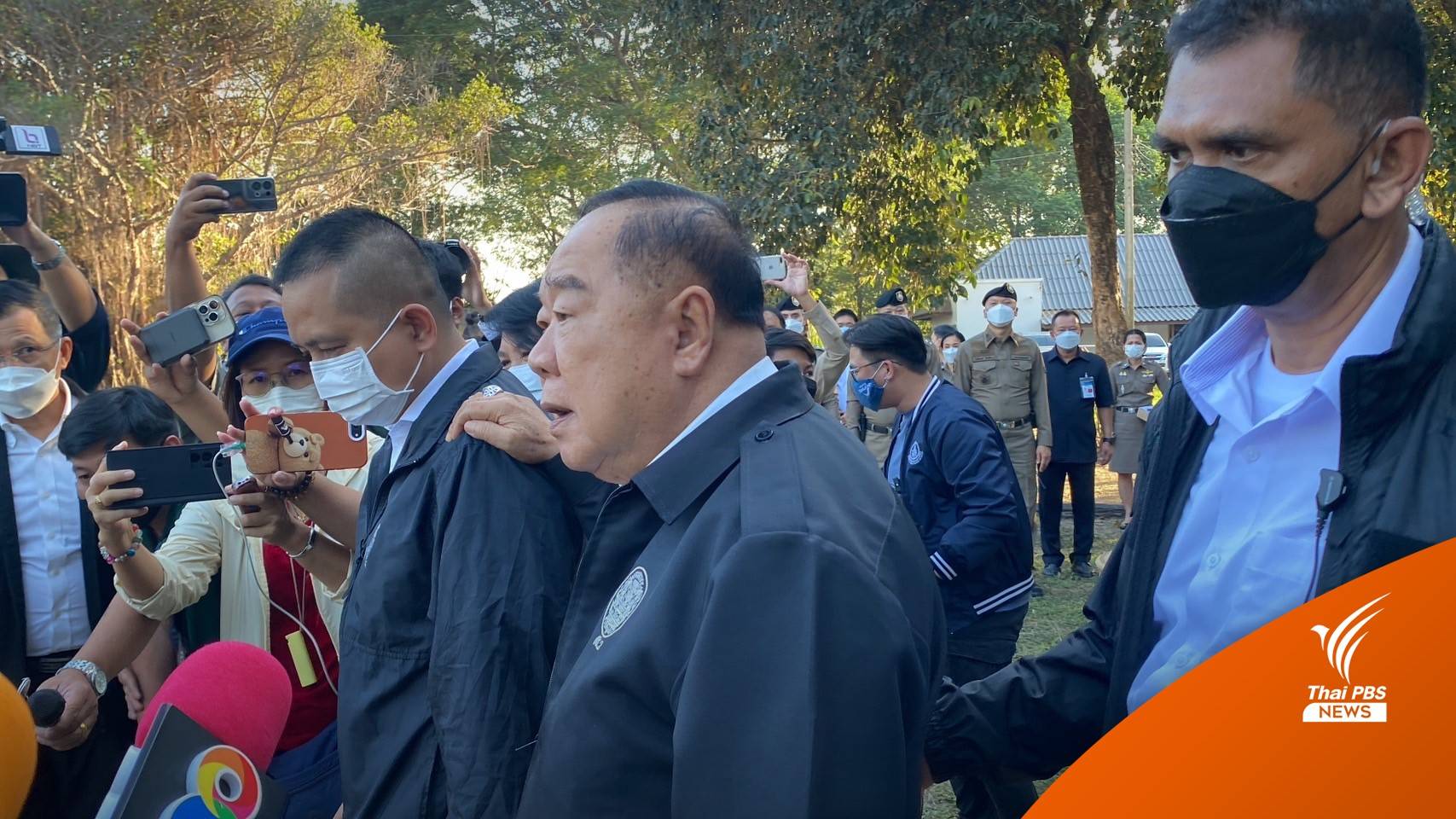 "ประวิตร" ไปนครสวรรค์ เมินตอบลงพื้นที่ปาดหน้า "ประยุทธ์"