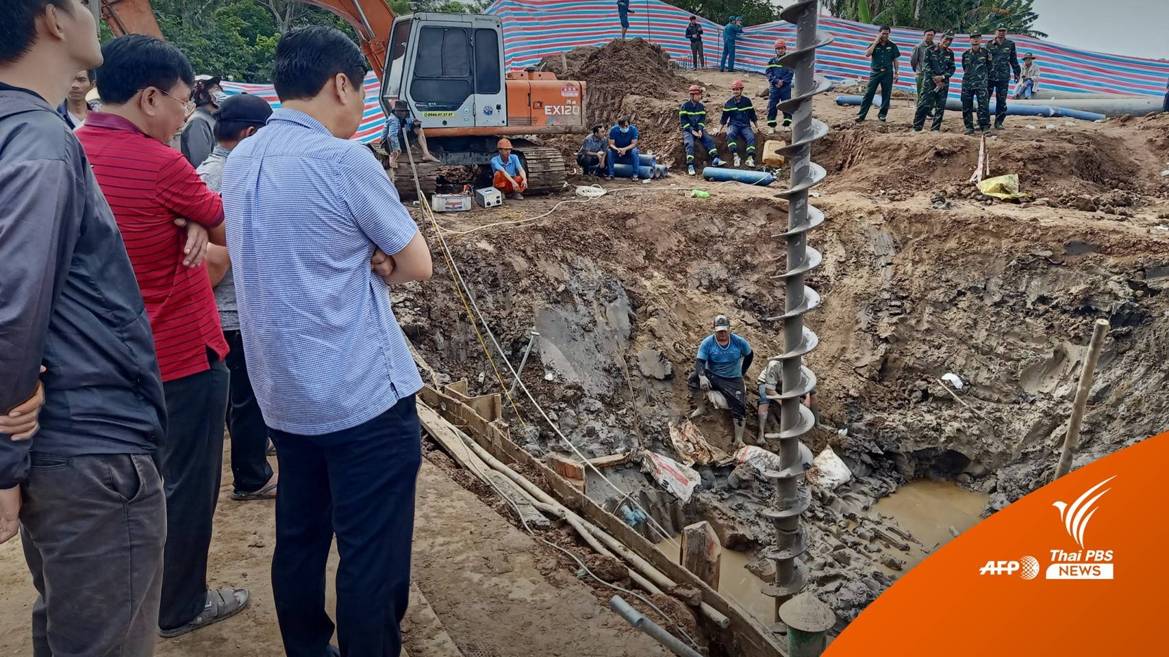 กู้ภัยเวียดนามเร่งช่วยเด็กตกรูเสาคอนกรีตลึก 35 เมตร