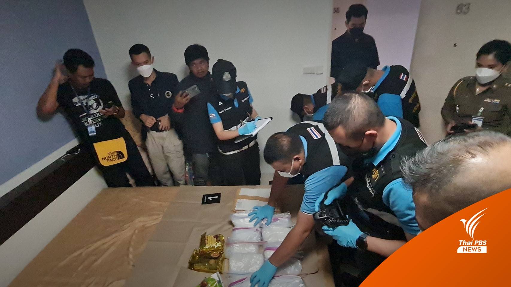 ตำรวจ ปส. บุกค้นห้องพักย่านห้วยขวาง ยึดยาเสพติดจำนวนมาก