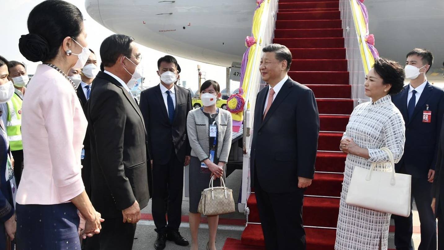 "สี จิ้นผิง" พร้อมภริยา เดินทางถึงไทย พร้อมร่วมเอเปค 2022