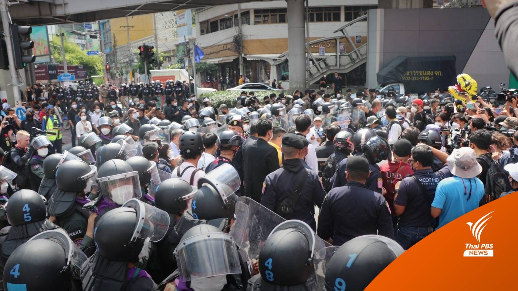 กลุ่มผู้ชุมนุมประกาศยุติแล้ว หลังเผชิญหน้า พ่นสี สาดน้ำ ใส่ตำรวจ