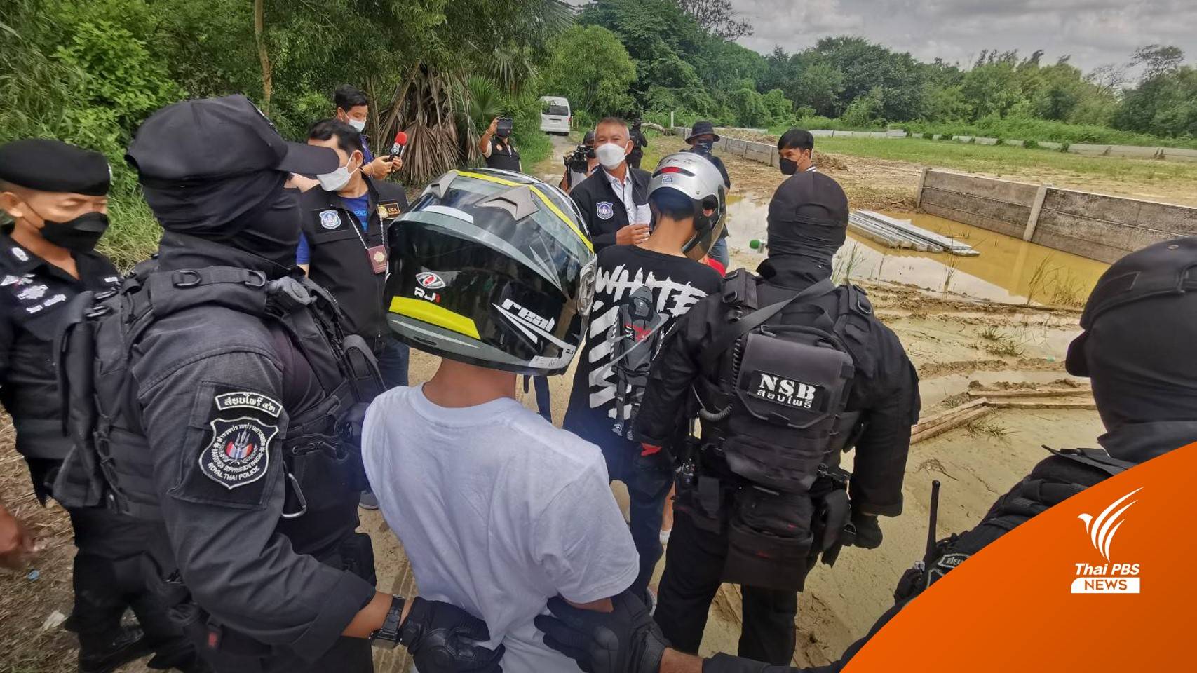 ตร.คุมตัวผู้ต้องหารถกู้ภัยชี้จุดทิ้งยาเสพติด จ่อฝากขัง 10 มิ.ย.นี้