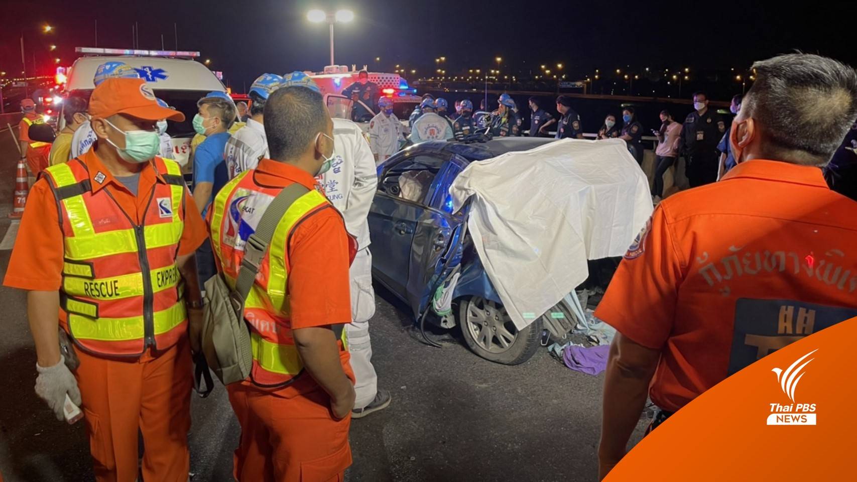อุบัติเหตุรถเบนซ์ชนเก๋งบนทางด่วนศรีรัช เสียชีวิต 3 คน