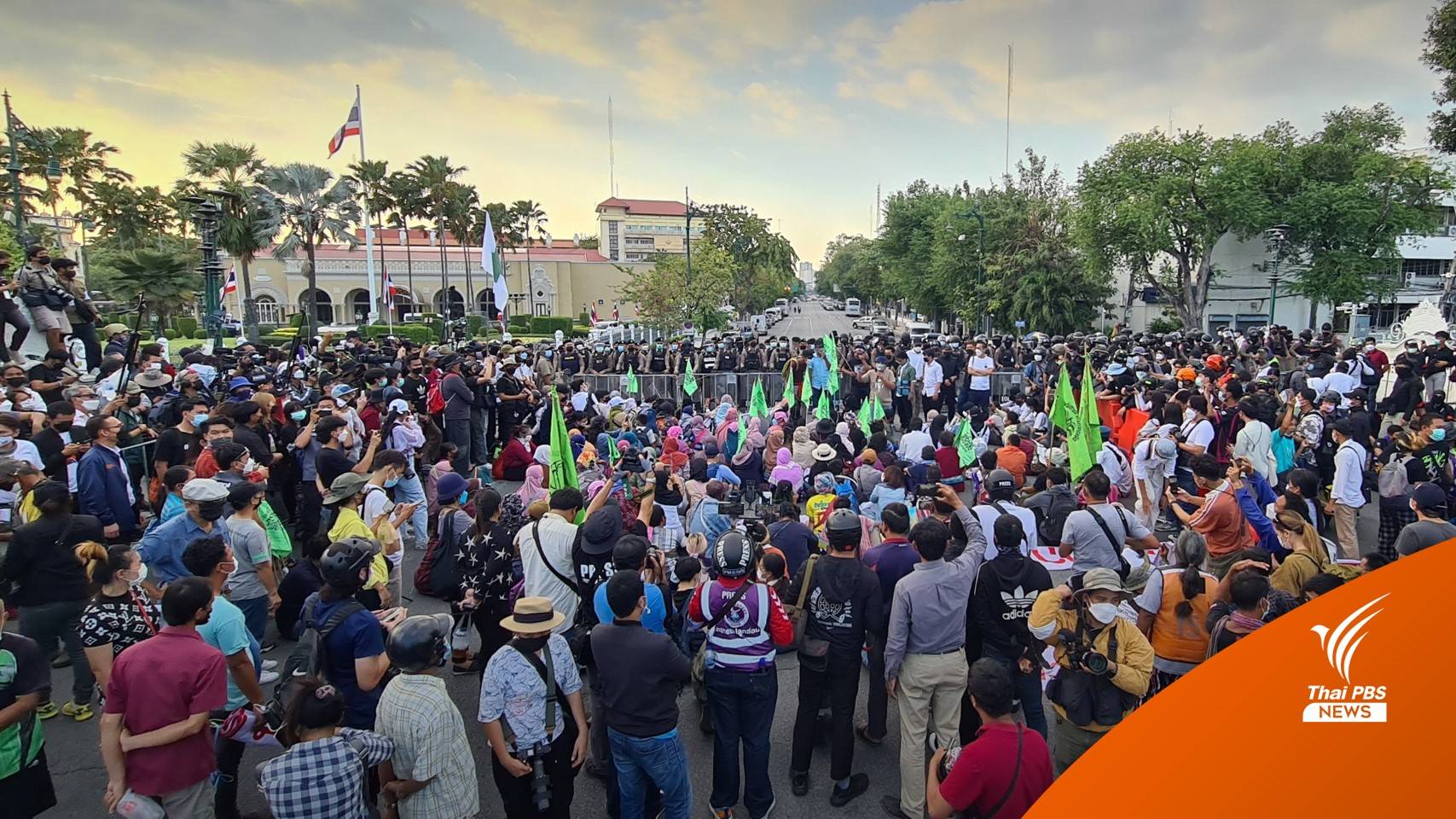 นายกฯ ชี้เลิกนิคมจะนะยาก-ผู้ชุมนุมปักหลักทำเนียบรอคำตอบครม.