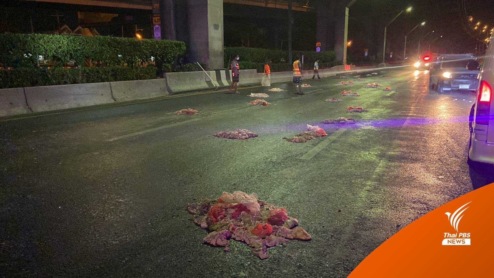 "รถบรรทุกไก่สด" เสียหลักพลิกคว่ำบน ถ.วิภาวดี