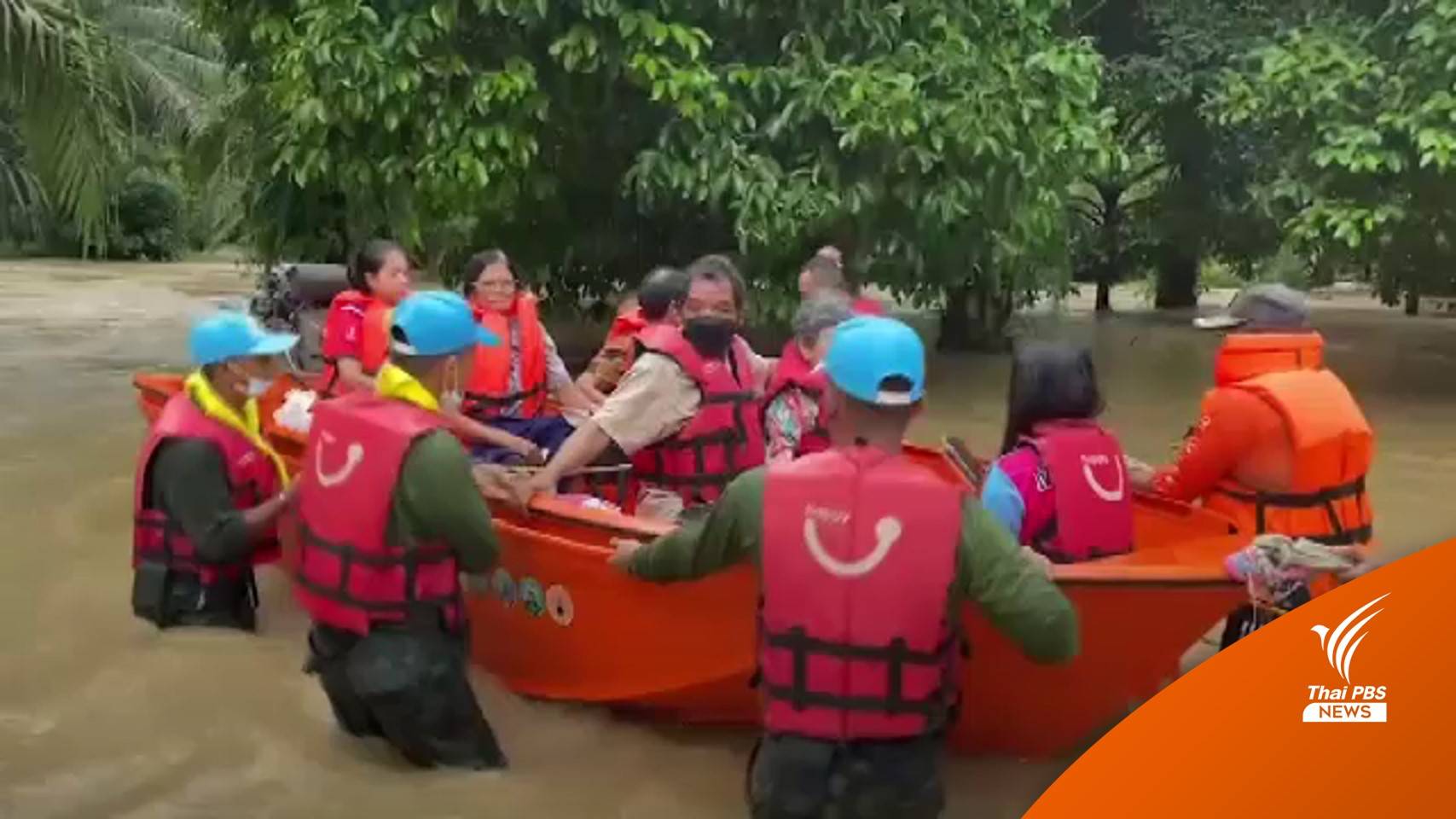 จนท.เร่งอพยพชาวนครศรีฯ หนีน้ำป่าหลากท่วมบ้าน