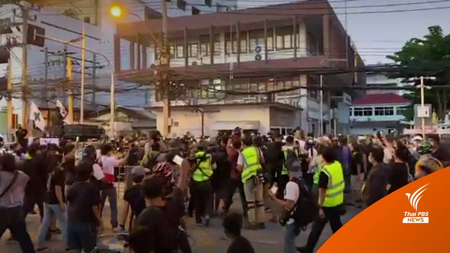 ชุลมุน! จับ 2 ผู้ชุมนุม สน.ดินแดง ไว้อาลัยเยาวชน 15 ปีเสียชีวิต