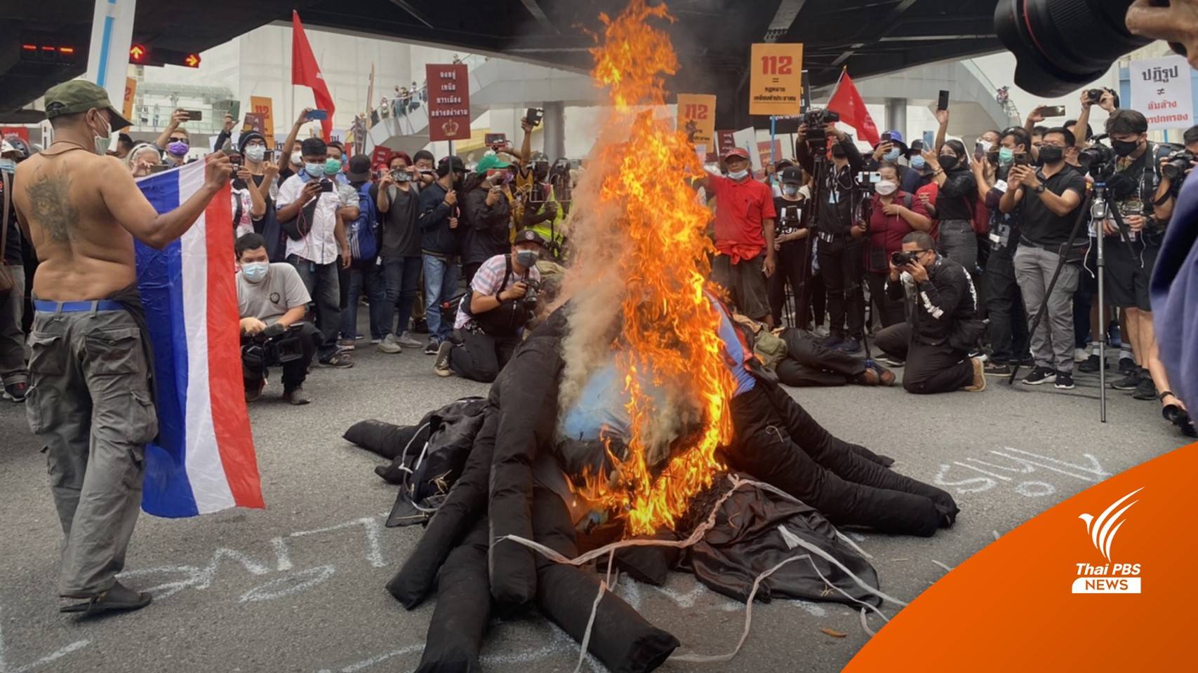 ผู้ชุมนุมย้ายมาปทุมวัน เผาหุ่นประท้วงคำวินิจฉัยคดีล้มล้างฯ