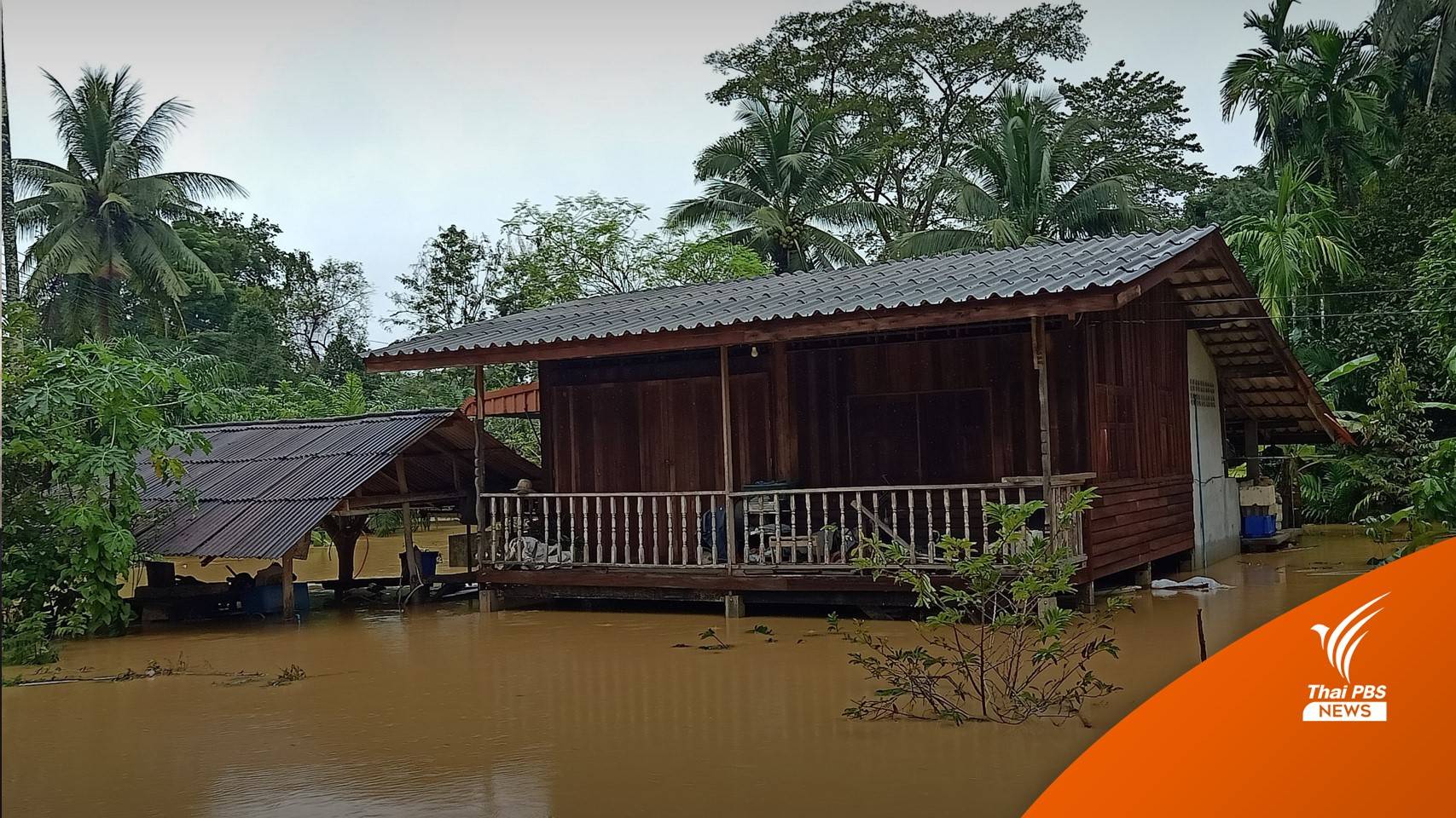 อ.สวี จ.ชุมพร น้ำยังท่วมสูง ถนนสายใต้สัญจรได้แล้ว