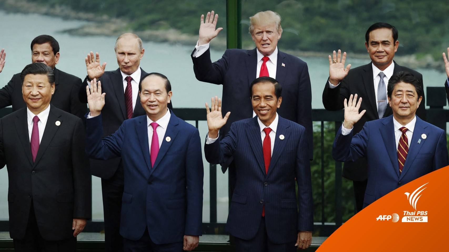 AFP เปิดภาพอีกมุมเวทีเอเปค นายกฯ "โบกมือขวา" ร่วมกับผู้นำโลก