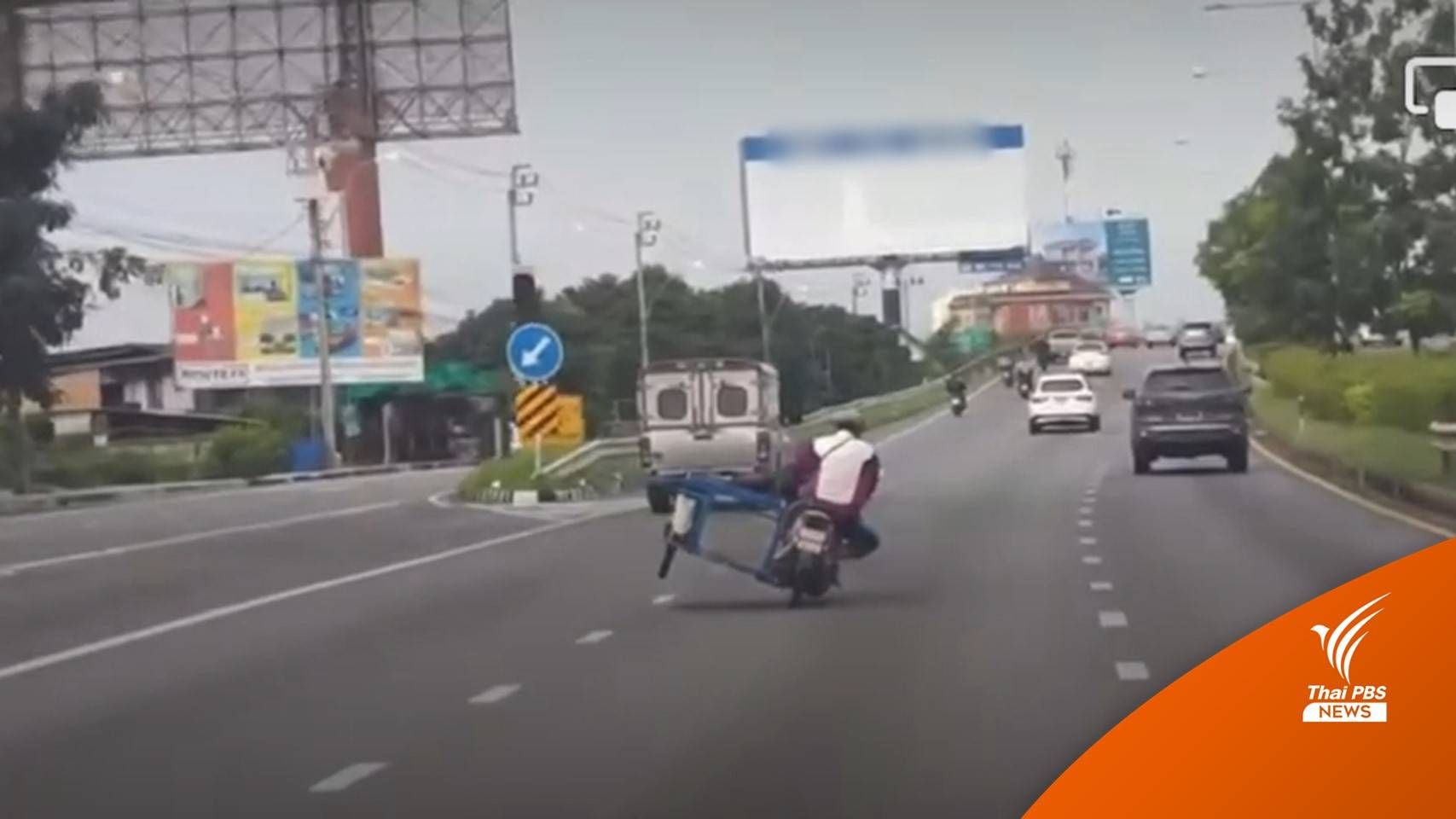 เจอ 4 ข้อหา หนุ่มขี่ จยย.พ่วงข้างยกล้อกลางถนน