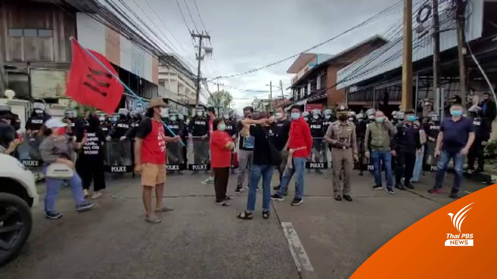 ผู้ชุมนุมชูป้ายต้านนายกฯ ขณะลงพื้นที่น้ำท่วม จ.อุบลฯ