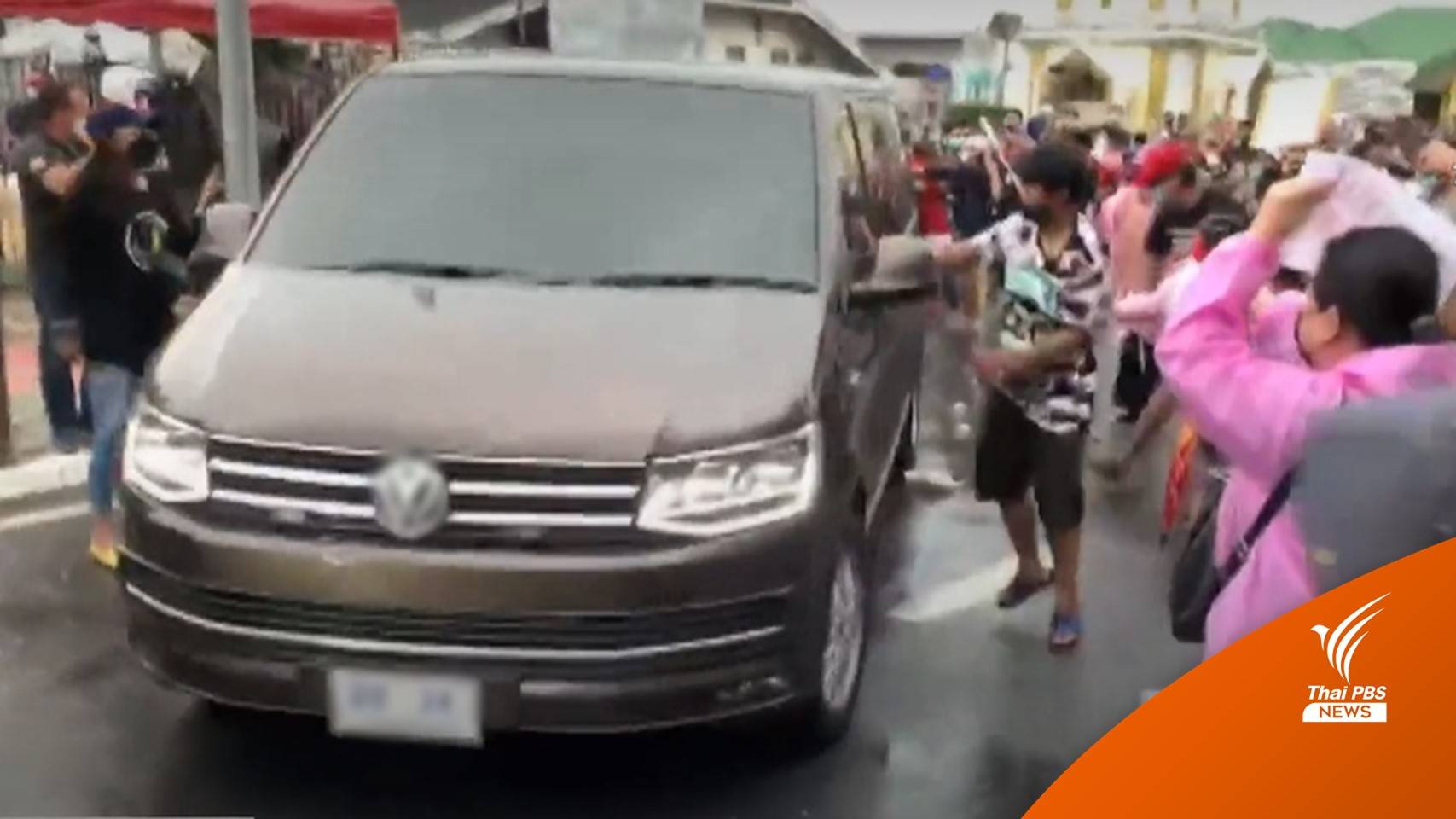 ชุลมุน! นายกฯ เปลี่ยนจุดขึ้นฝั่ง เจอผู้ชุมนุมดักรอท่าน้ำนนท์