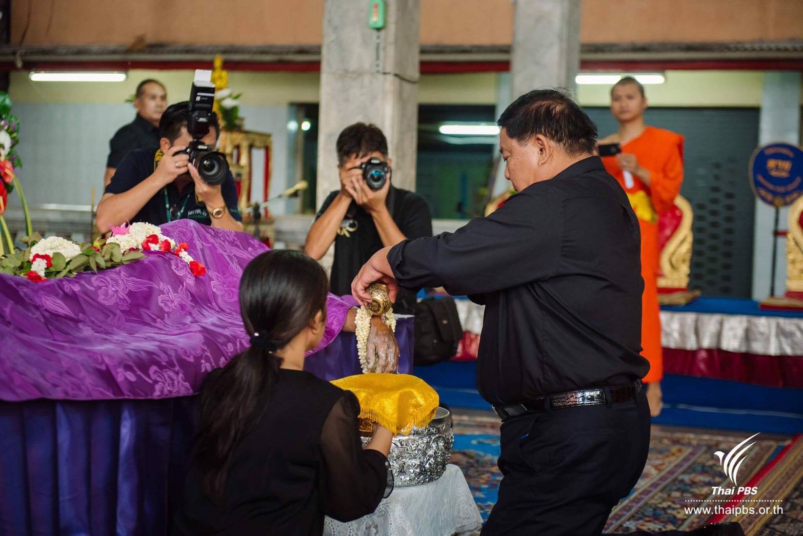 ผู้ว่าฯ กทม.ร่วมพิธีสวดพระอภิธรรมศพ จนท.ฝ่ายโยธาเสียชีวิตขณะปฏิบัติหน้าที่