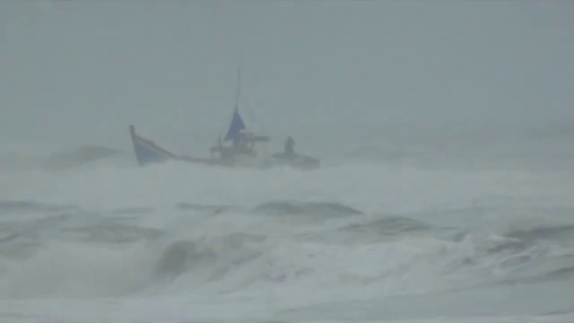 ช่วยเหลือลูกเรือประมงอินโดฯ คลื่นซัดเรืออับปางเกยหาดพังงา