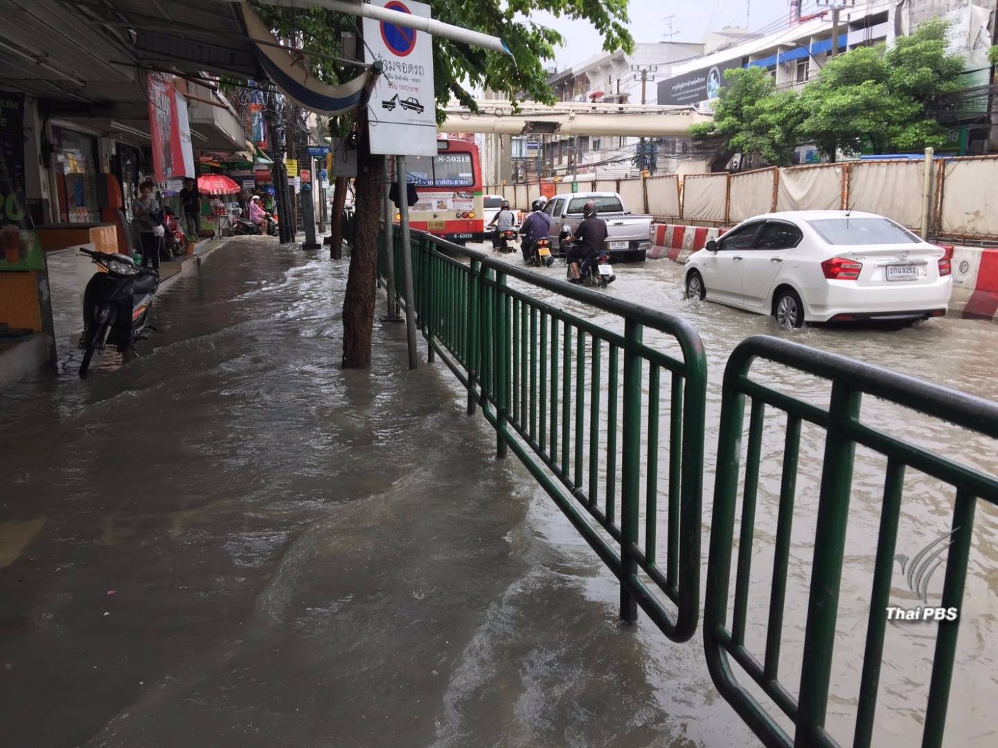 น้ำท่วมถนนกรุงเทพฯ หลายจุด - ปริมาณฝนสูงสุด 116 มิลลิเมตร