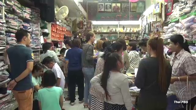 ใกล้เปิดเทอม ผู้ปกครองพาบุตรหลานซื้อชุดนักเรียนคึกคัก