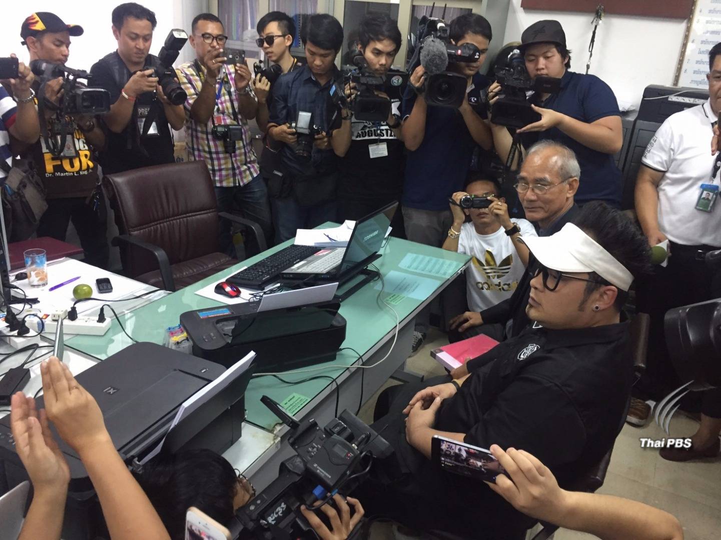 "ดีเจเชาเชา" ให้ปากคำกับตำรวจคดีขับรถชนคน พร้อมขอโทษแม่เยาวชนที่เสียชีวิต