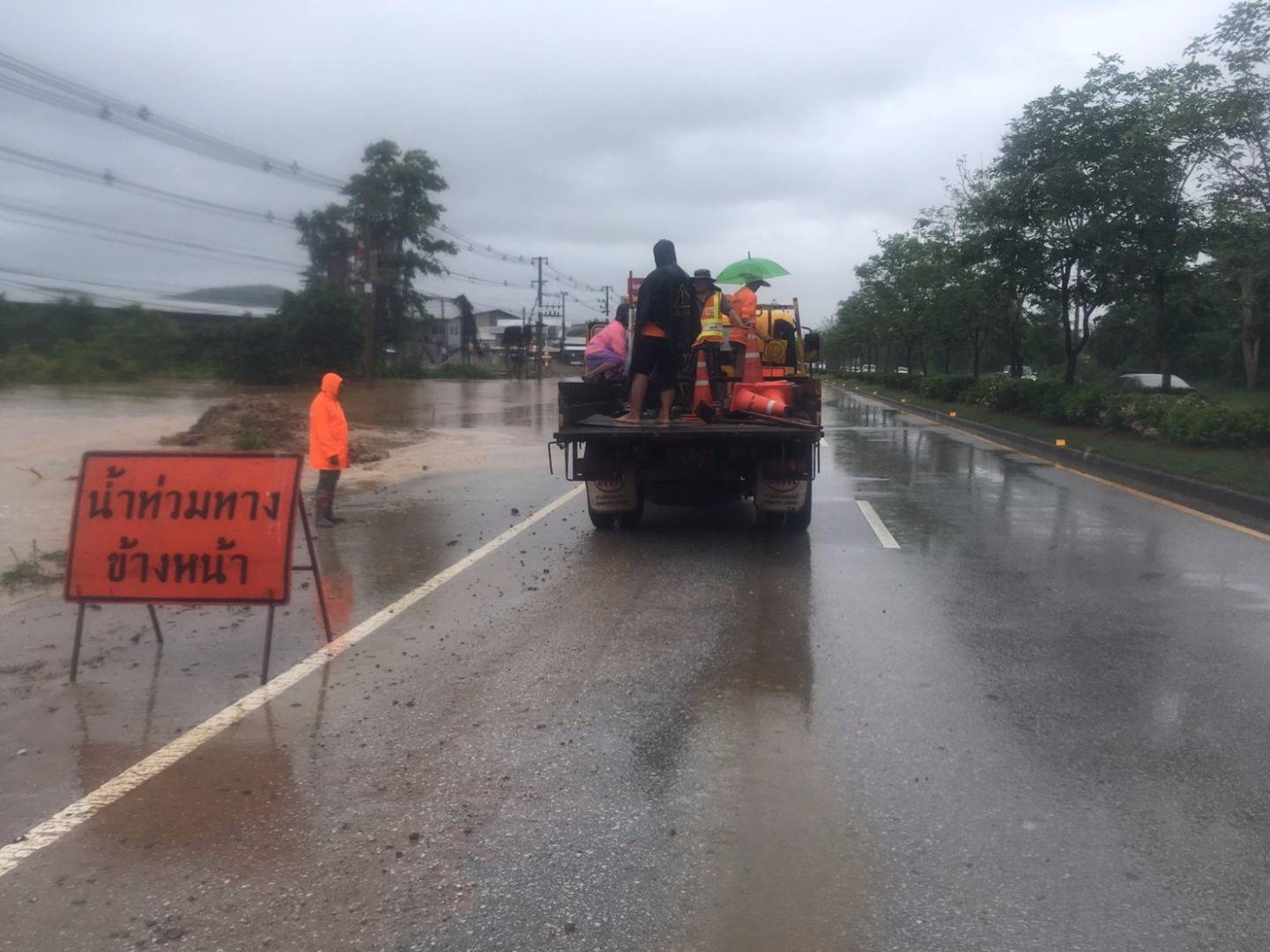 เลี่ยง 13 เส้นทางสายหลักเจอน้ำท่วมสูงจากฝนตกหนัก